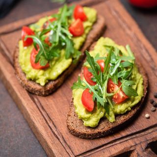 Tostada Con Aguacate, Cherrys Asados y toque de queso feta