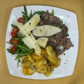 Straccetti di manzo con Rucola e Grana