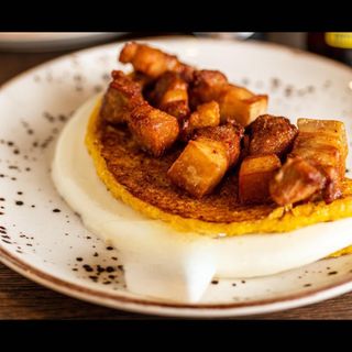 Cachapa con Chicharrón y Queso