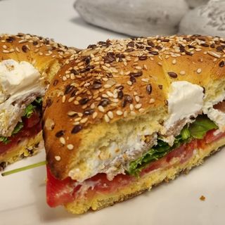 Bagel com queijo creme e salmão