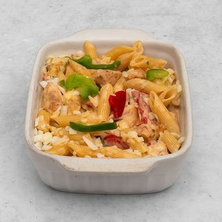Penne z kurczakiem, bekonem, papryką