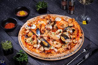 Pizza cu fructe de mare (25% OFF)