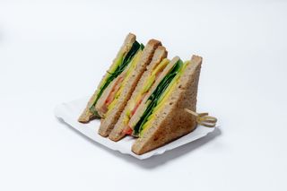 Sendvis cu pui, crema de cascaval si avocado