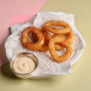 Цибулеві кільця з соусом Часниковий (190г)