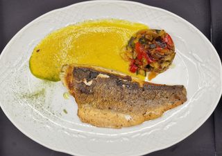 Filetto di spigola alla griglia su vellutata di Datterino Giallo