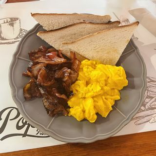 French toasts con frittata di uova e bacon croccante