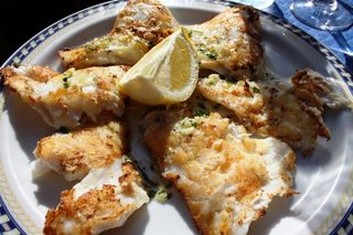 Rosada a la plancha con guarnición