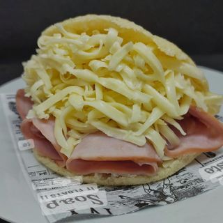 Arepa De Jamón York Y Queso