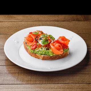 Авокадо тост L з лососем та яйцем пашот