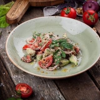 კიტრი-პამიდვრის სალათი ნიგვზით