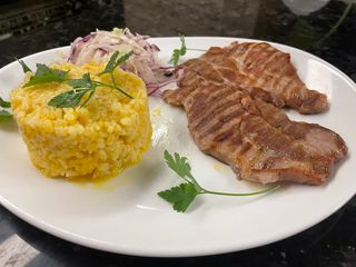 Ceafa de porc cu orez și varza