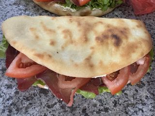 Pizza sendvič sa goveđom pršutom 250gr