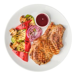Свинина на кістці з овочами гриль (400 г)