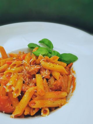 Penne z kurczakiem w sosie pomidorowym