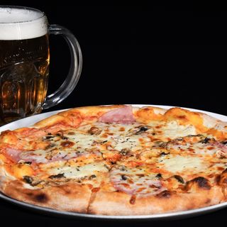 Pizza Prosciutto e Funghi cu Sos de Smântână și Usturoi