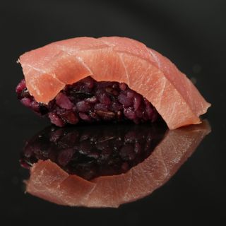 29. Black Nigiri Atun (1 Pza.)