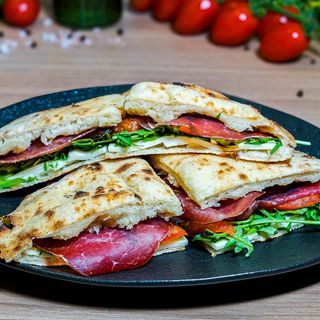 Focaccia Ripiena con Prosciutto Crudo