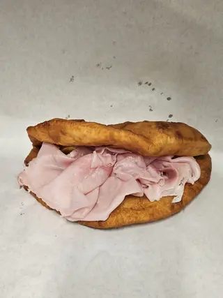 Piadina fritta cotto, funghi e fontina