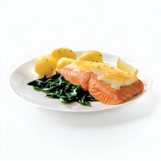 File somon gratinat pe pat de spanac cu cartofi natur