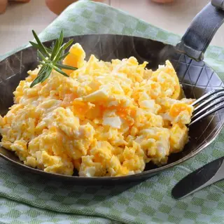 Huevos revueltos con trufas y parmesano