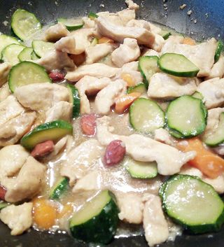 77 Tagliata di Pollo con Mandorle e Verdure