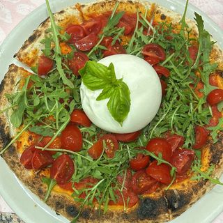 Focaccia con burrata, pomodoro pachino e rucola
