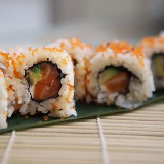 904-SALMON TOBIKO ROLL (8 PCS)  D