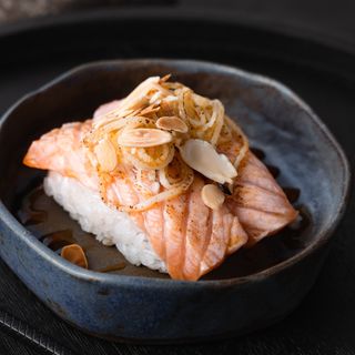 Nigiri Fusion Łosoś opalany, tamago, kremowy serek, sos kabayaki