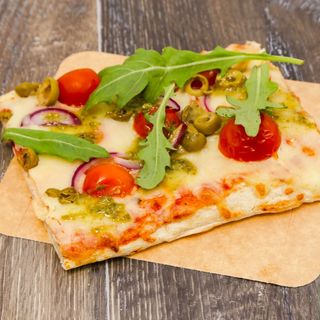 Porción de cherrys, cebolla roja, aceitunas y pesto casero