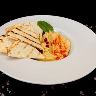 Hummus servit cu lipie