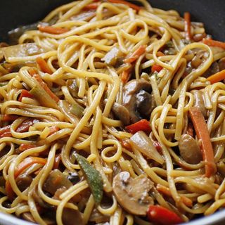 Tallarines vegetales con salsa de soja