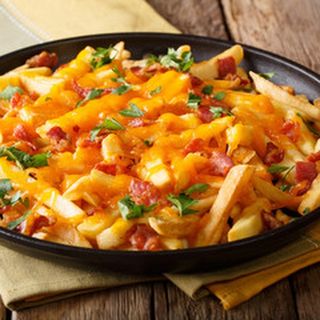 Пържени картофи с разтопен чедър и трохи Чоризо (400г)