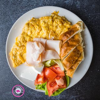Omlet sa jednim prilogom po želji