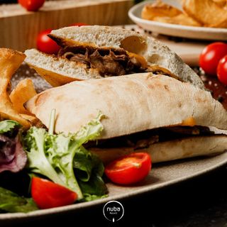 Sandwich cu vita si cheddar