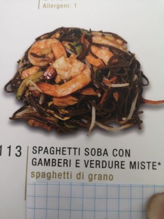 113 Spaghetti soba con gamberi e verdure miste
