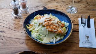 Salata Caesar cu piept de pui