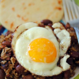 Calentado De Frijoles, Con huevos al gusto, Acompañado de Arepa con Queso