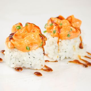uramaki de tartar de salmon 8U