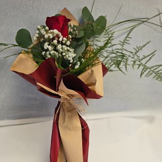 Jedna crvena ruža aranžirana