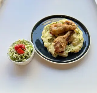 Ciocanele de pui la ceaun cu piure de cartofi si salata de varza
