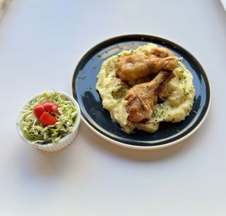 Ciocanele de pui la ceaun cu piure de cartofi si salata de varza