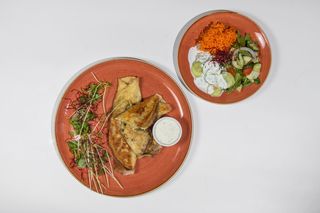 Naleśniki z Serem i Szpinakiem z Sosem Majonezowo-Czosnkowym