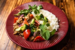 Курка в соусі карі з овочами (200/100г)