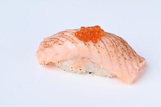 Nigiri z grillowanym łososiem