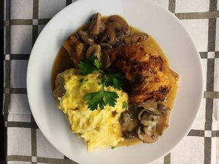 Пиле с картофено пюре и гъбен сос (400гр)