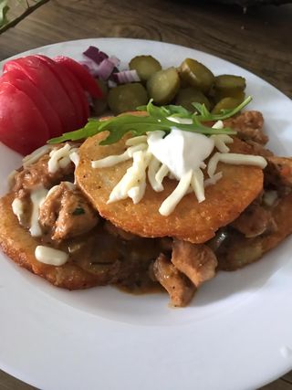 Placek ziemniaczany 3 szt. z gulaszem 