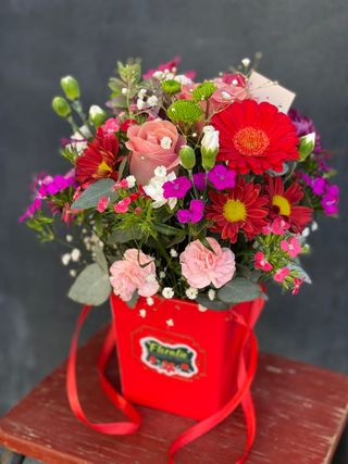 სეზონური ყვავილების თაიგული ყუთში 