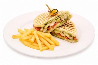 Panini fondant au poulet, fromage & pesto
