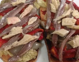 Tostada De Escalivada Con Bonito Y Anchoas
