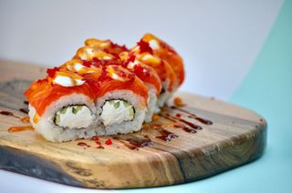 Філедльфія де-люкс з соусом манго (320г)